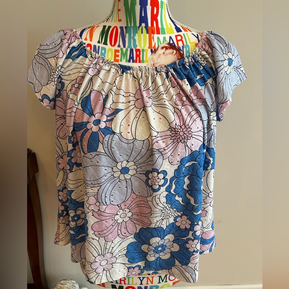 🌼 3 For $30 Kim & Cami eyelet short sleeve top. Size small. Excellent condition.